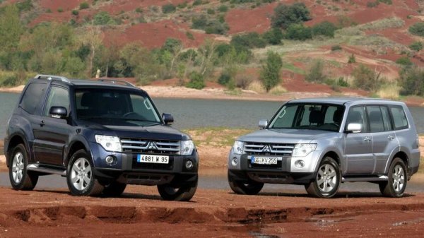 При Pajero IV лагерите на главините се сменят заедно с главината като комплект. Голямата маса на всъдехода, лошите пътища и използването на тежки колела създават значително натоварване върху тях. Особено уязвими са предните главини, чийто ресурс нерядко е само 80 000&ndash;100 000 км. Честото преминаване през водни препятствия също съкращава живота на лагерите.

Какво да се направи

Гъгнещ шум, който се усилва с увеличаването на скоростта, може да показва износен лагер на главината. При диагностика на подемник се проверяват хлабината на колелата и състоянието на главините. При подмяна е препоръчително да се използват оригинални части или качествени аналози от доказани производители, тъй като евтините компоненти могат да наложат повторна смяна значително по-рано.
